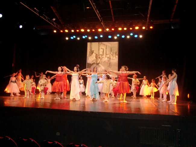 L'&eacute;cole de danse au complet sur sc&egrave;ne