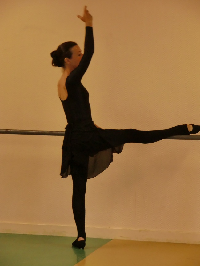 exercice d`�tirement: jambe sur la barre